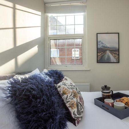 Modern Apartment Within City Walls, Parking Chester Bagian luar foto
