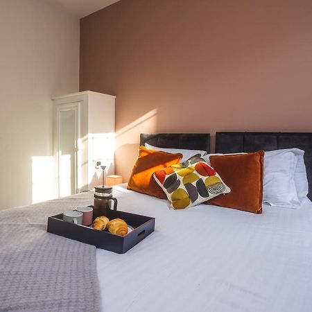 Modern Apartment Within City Walls, Parking Chester Bagian luar foto