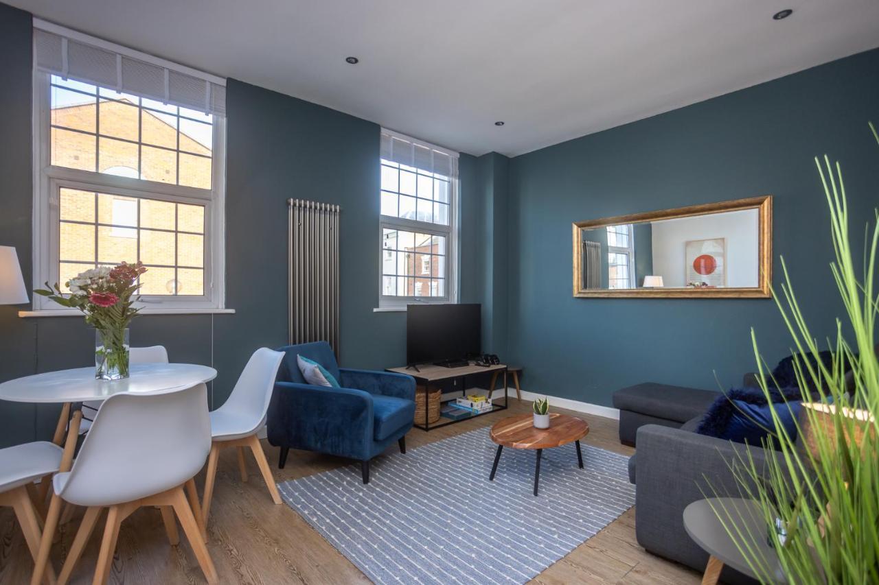 Modern Apartment Within City Walls, Parking Chester Bagian luar foto