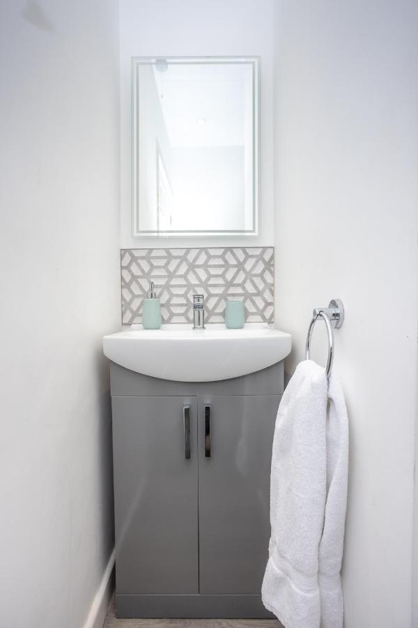 Modern Apartment Within City Walls, Parking Chester Bagian luar foto
