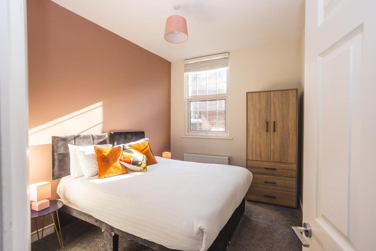 Modern Apartment Within City Walls, Parking Chester Bagian luar foto
