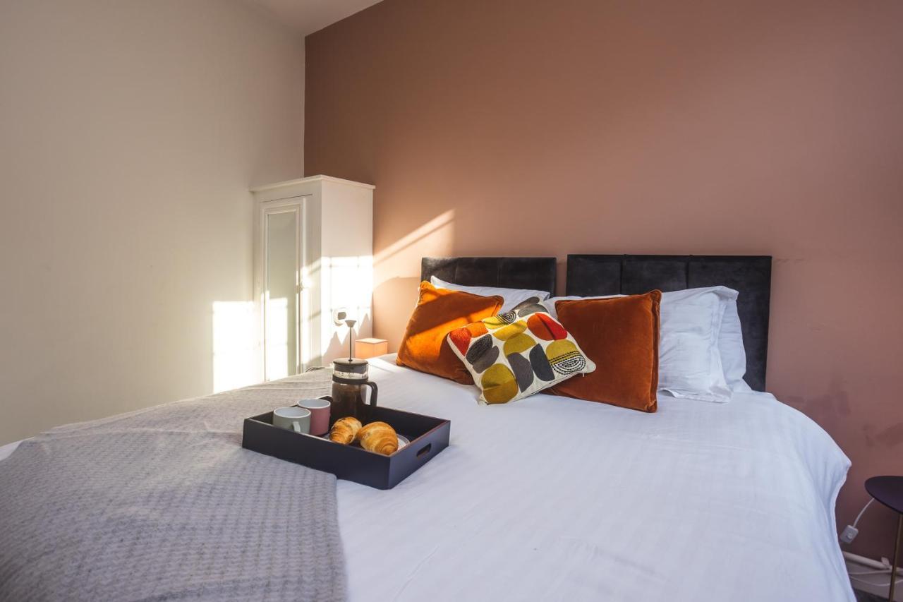 Modern Apartment Within City Walls, Parking Chester Bagian luar foto