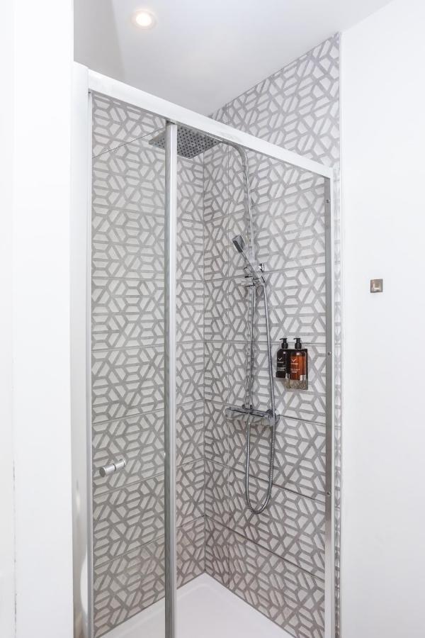 Modern Apartment Within City Walls, Parking Chester Bagian luar foto