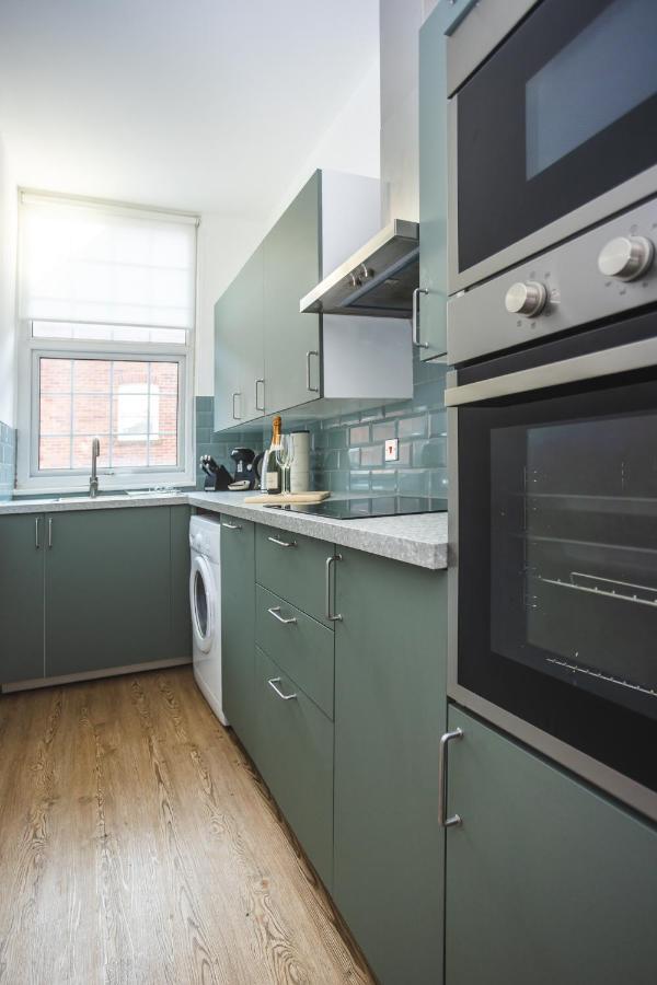 Modern Apartment Within City Walls, Parking Chester Bagian luar foto